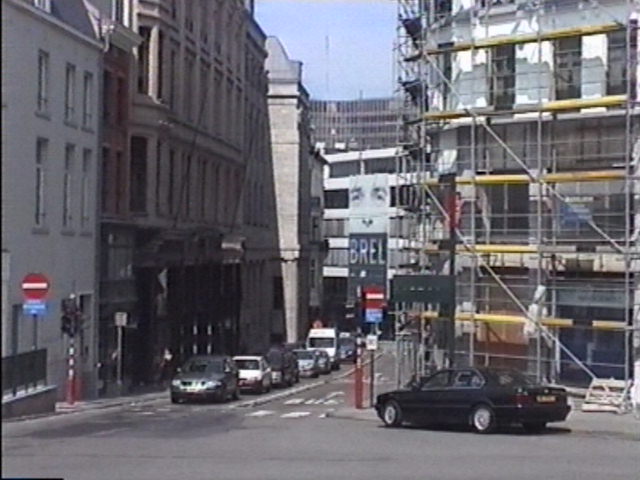 36 - LA RUE DE L'ECUYER, AVEC L'EXPOSITION SUR BREL.JPG
